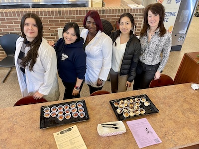 Professor Jodi Levine posing with dietetic tech students